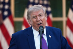 Trump rád tvrdí, že „drží karty v rukách“, ale realita vo vojne s Iránom je podľ...