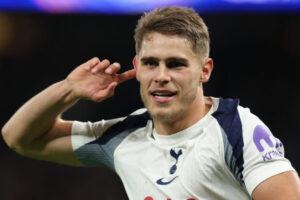 Tottenham doma len remizoval s Leedsom, naďalej mu hrozí zostup z Premier League