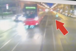 Polícia eviduje od začiatku roka päť zrážok chodcov a električky, chodcom pripomína, kto má prednosť – VIDEO