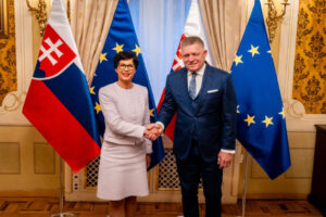 Fico prijal eurokomisárku Kosovú, hovorili o rozširovaní Európskej únie aj postavení Srbska – FOTO