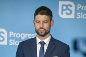 Pozícia Šimečku je aktuálne dvojsečná. Útoky pre kauzu jeho matky však môžu progresívcom paradoxne pomôcť