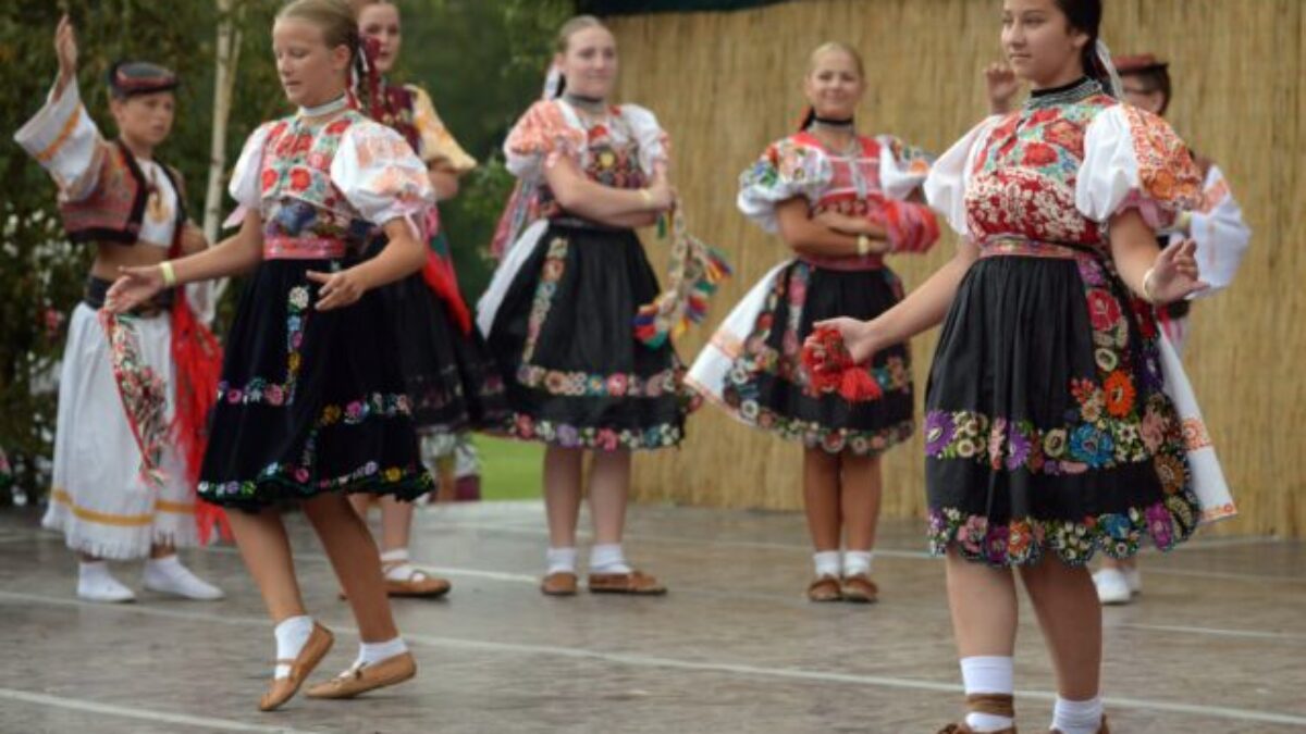Z pätnástich tisícok sú len dve. Otvorená kultúra upozornila na drastické zníženie dotácií pre folklórne festivaly