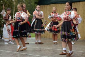 Z pätnástich tisícok sú len dve. Otvorená kultúra upozornila na drastické zníženie dotácií pre folklórne festivaly