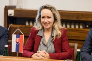 Hlas-SD chce zásadným spôsobom riešiť pozíciu jednorodičovských domácností zvýšením minimálneho výživného na deti – VIDEO