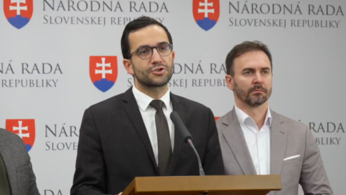 Opozičné strany kritizujú vládu. Po rokovaní „zdúchla ako gáfor“ a ekonomiku poslala ku dnu ako Titanic – VIDEO