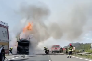 Horiaci kamión zastavil dopravu na D2, smer do Bratislavy museli úplne uzavrieť – VIDEO