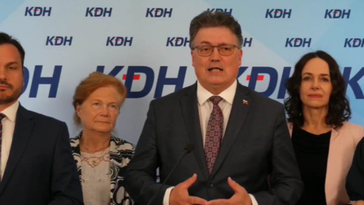 KDH navrhuje prísnejšie pravidlá pre deti na sociálnych sieťach, zaviesť chce aj povinné overovanie veku – VIDEO