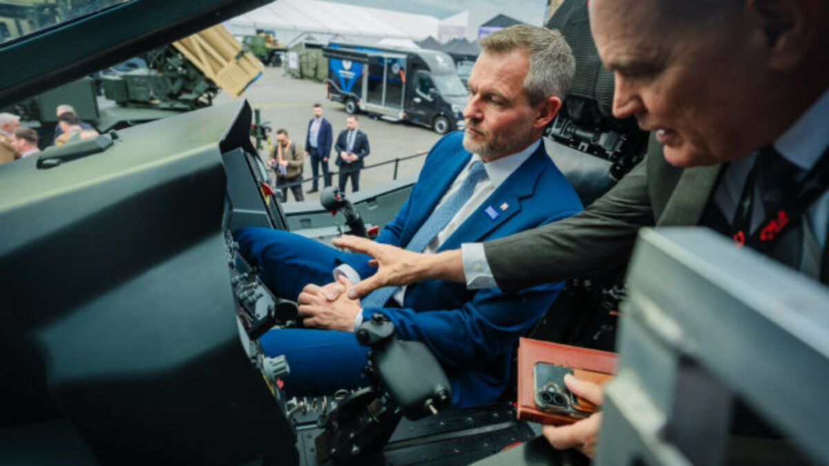 Top foto dňa (14. máj 2026): Prezident v stíhačke F-16, Trump v Číne a zničený dom na Ukrajine