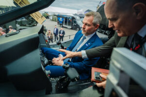 Top foto dňa (14. máj 2026): Prezident v stíhačke F-16, Trump v Číne a zničený dom na Ukrajine