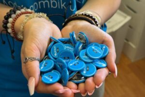 Slovensko už 20 rokov zachraňuje životy: Modrý gombík UNICEF oslavuje jubileum