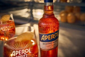 Ikona v novom šate: Aperol predstavuje redizajn svojej fľaše