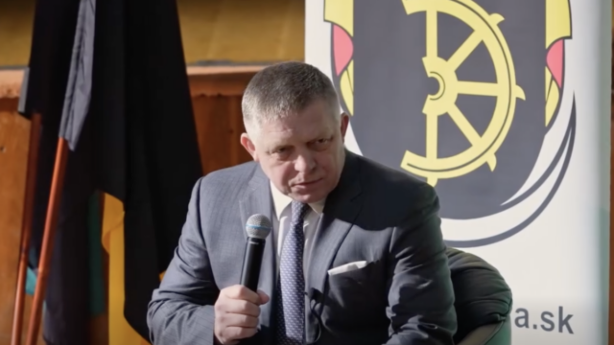 Fico sa v deň výročia atentátu stretol so študentmi, svet nie je jednoduché miesto na život, odkázal im – VIDEO, FOTO