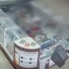 Rozkopal vitríny predajne s mobilmi a odišiel. Incident v bratislavskom obchodno...