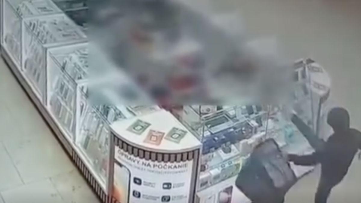 Rozkopal vitríny predajne s mobilmi a odišiel. Incident v bratislavskom obchodnom centre vyšetruje polícia – VIDEO