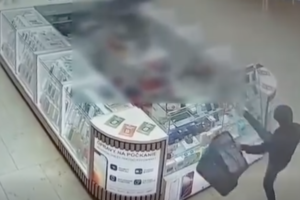 Rozkopal vitríny predajne s mobilmi a odišiel. Incident v bratislavskom obchodno...