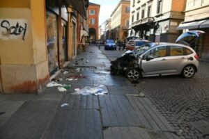 Auto vrazilo do davu v Modene, vodič zranil osem ľudí – FOTO