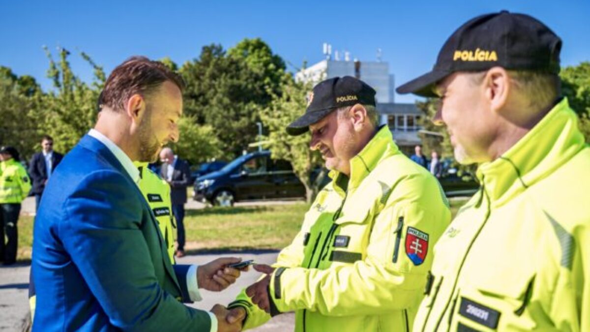 Súčasťou nového rozpočtu bude aj zvýšenie platov policajtov, podľa Šutaja Eštoka ide o zásadnú podmienku
