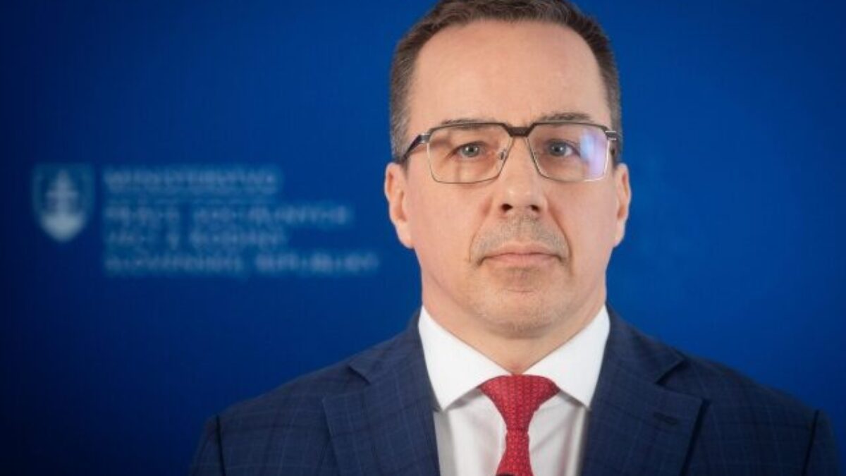 Odborári varujú pred krokmi vlády, zamestnanci môžu prísť o benefity aj časť ochrany