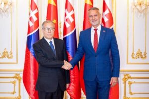 Pellegrini aj Raši hovorili s podpredsedom čínskeho parlamentu, témou bolo rozvíjanie vzťahov aj spolupráca parlamentných výborov – VIDEO, FOTO