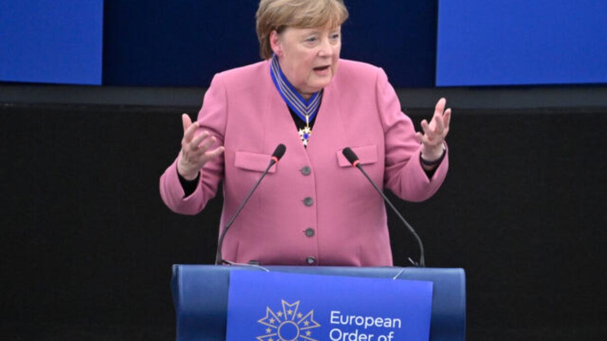 Merkelová v europarlamente vyzvala EÚ na pokračovanie regulácie sociálnych sietí a AI
