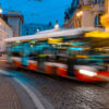 Pri zrážke električky s autobusom v Prahe sa zranilo 18 ľudí