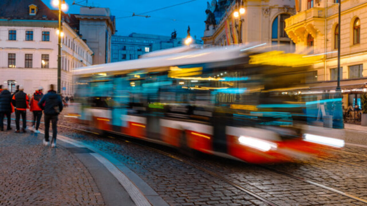 Pri zrážke električky s autobusom v Prahe sa zranilo 18 ľudí