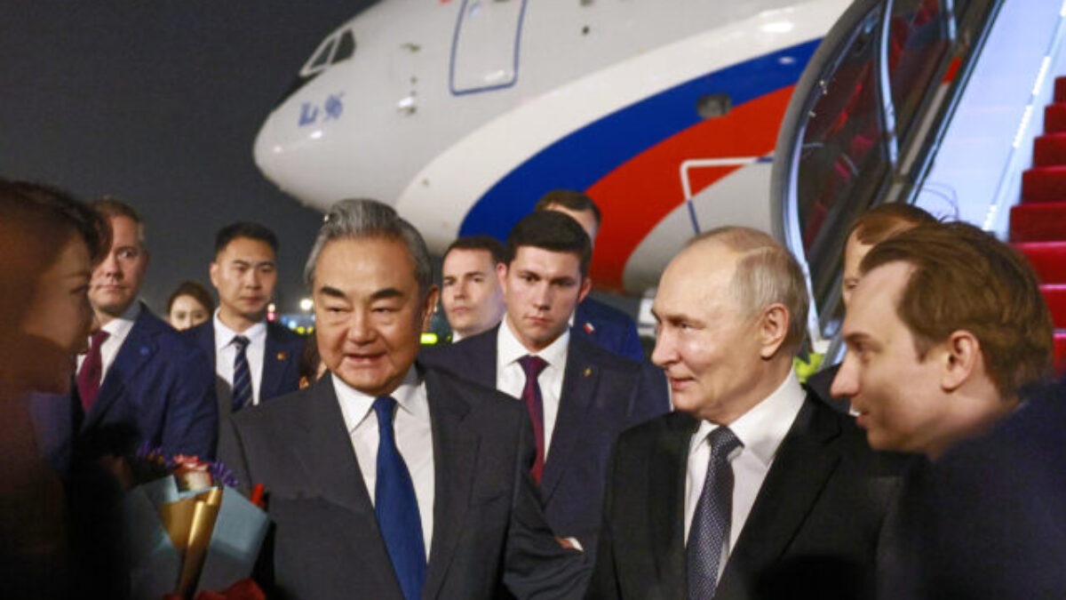 Putin pristál v Pekingu, po návšteve Trumpa demonštruje pevné spojenectvo so Si Ťin-pchingom