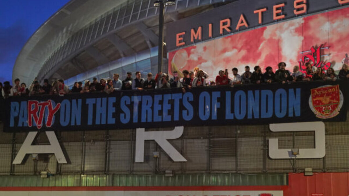 Už sa nesmejete, odkazuje Saka kritikom. Londýnsky Arsenal po 22 rokoch ukončil čakanie na titul v Premier League