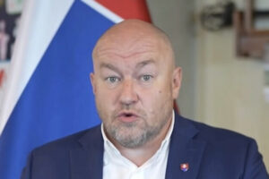 Anticenu Homofób roka môže získať aj Huliak za vyjadrenia na účet homosexuálov. Medzi nominovanými sú aj Gröhling, Uhrík a Fehérváry