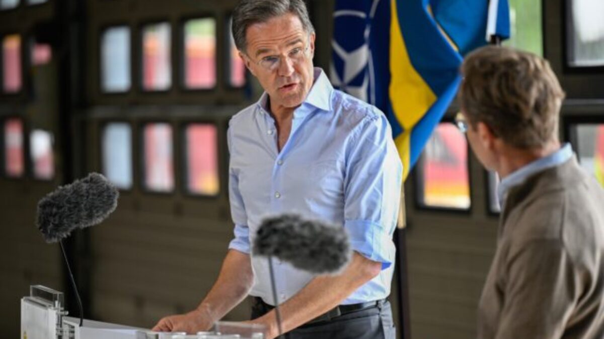 Rutte pomenoval problém NATO: Niektoré krajiny nechávajú pomoc Ukrajine na iných