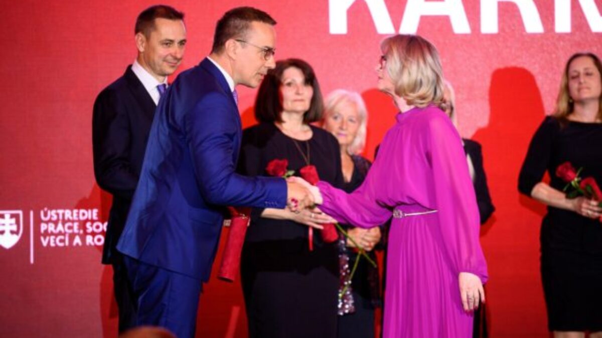 Minister práce Erik Tomáš udelil 36 laureátom ocenenie za ich prínos v sociálnej oblasti