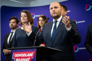 Prieskum poslal stranu Demokrati mimo parlamentu a ukázal tesný súboj medzi Progresívnym Slovenskom a Smerom
