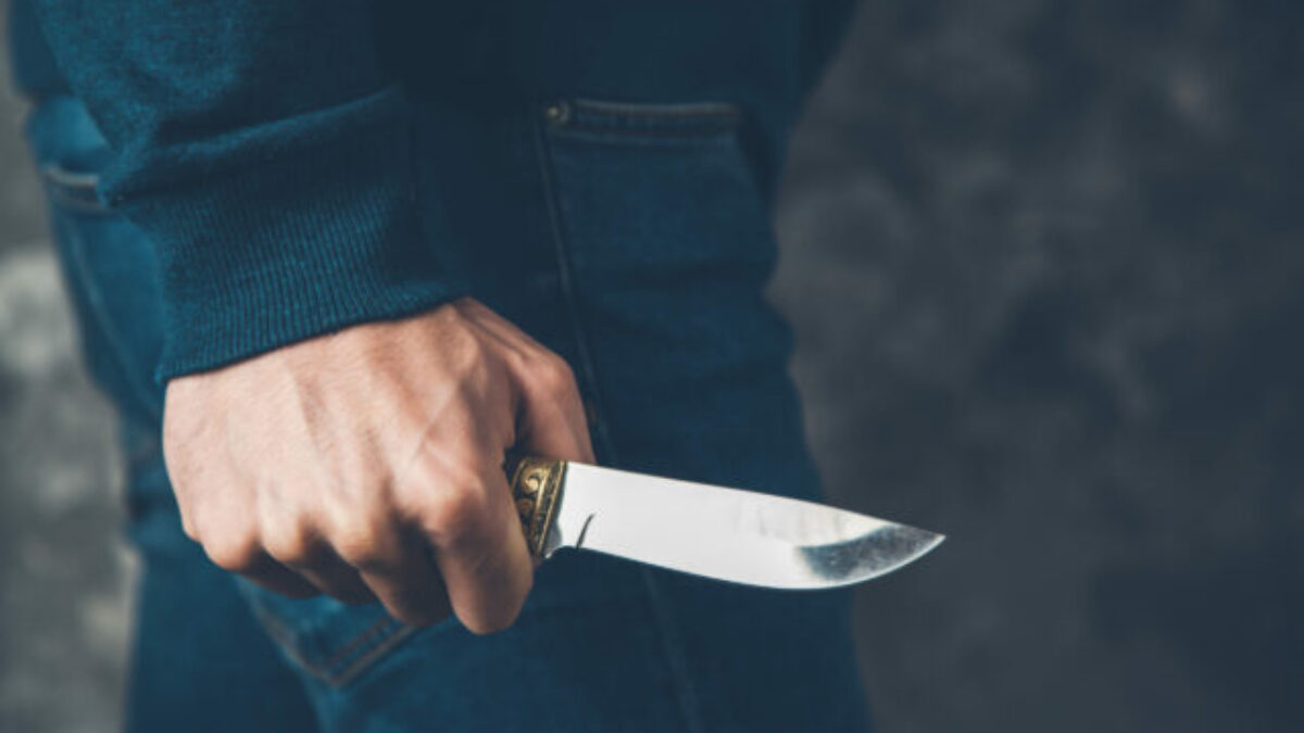 Bodnutému mužovi zachránila život rýchla reakcia suseda, páchateľ už čelí obvineniu z pokusu o vraždu