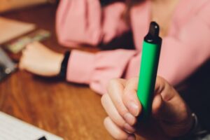 Stovka vedcov vyzýva Brusel, aby nezmazal rozdiel medzi cigaretami a bezdymovými...