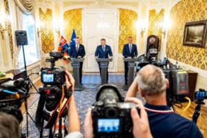 Pellegrini nevníma koaličnú krízu, ktorá by si vyžadovala jeho zásah. Fico sa vy...