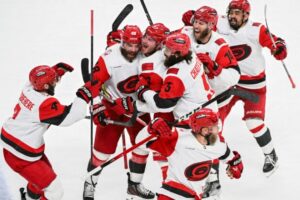 Montreal prvýkrát prehral v play-off dvakrát za sebou. Slafkovský bol pri góle, ktorý neuznali – VIDEO