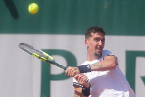 Prehrával 2:5 v piatom sete a vyhral. Kokkinakis postúpil do 2. kola v Paríži ako 855. hráč rebríčka ATP