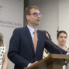 SaS tvrdí, že posudkovú reformu ľudia prichádzajú o príspevky, Tomášovo ministerstvo naopak hovorí o náraste podpory – VIDEO