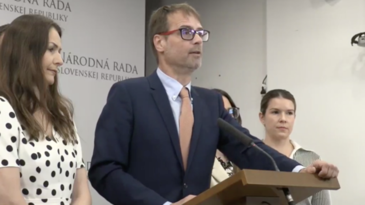 SaS tvrdí, že posudkovú reformu ľudia prichádzajú o príspevky, Tomášovo ministerstvo naopak hovorí o náraste podpory – VIDEO