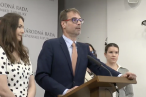 SaS tvrdí, že posudkovú reformu ľudia prichádzajú o príspevky, Tomášovo ministerstvo naopak hovorí o náraste podpory – VIDEO