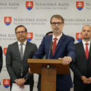 Opozičné strany vyzbierali podpisy na odvolávanie Kaliňáka, ten podľa nich zlyha...