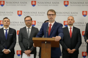 Opozičné strany vyzbierali podpisy na odvolávanie Kaliňáka, ten podľa nich zlyha...