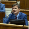 Smer reaguje na Hlinovu „urážlivú“ nášivku, Gašpar ho vykázal zo sály a poslanci...