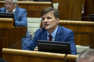 Smer reaguje na Hlinovu „urážlivú“ nášivku, Gašpar ho vykázal zo sály a poslanci...