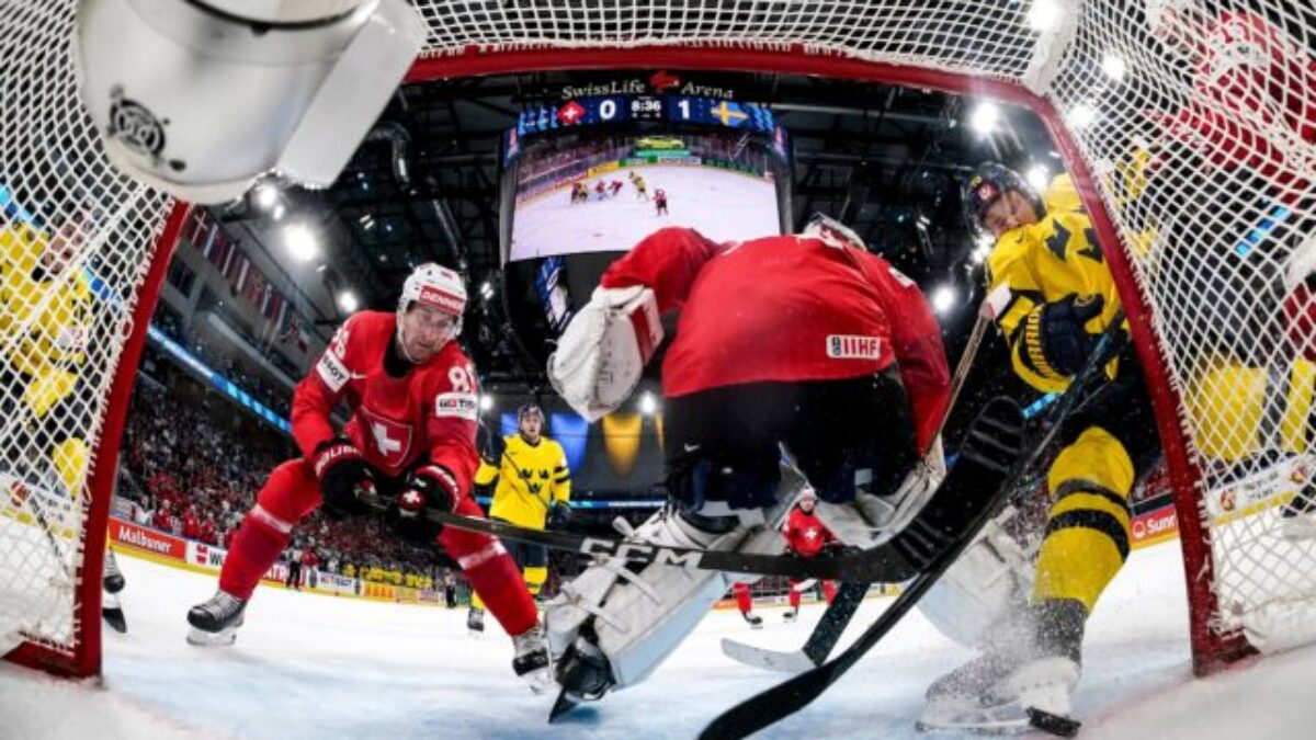 Štvrťfinále MS v hokeji 2026 v kocke: Švédsky gól korčuľou neplatil a v semifinále aj zápas Kanada – Fínsko – VIDEO, FOTO