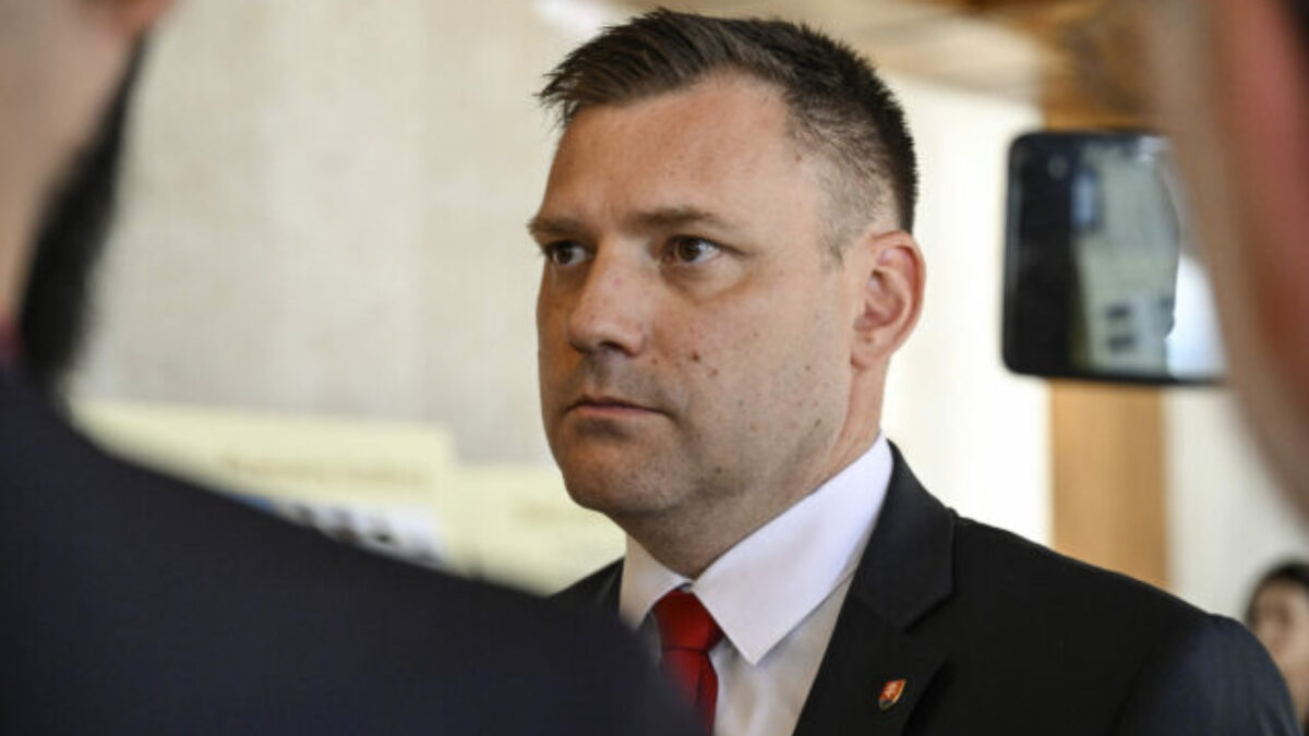 Mimoriadna parlamentná schôdza k odvolaniu ministra Tarabu je avizovaná na pondelok