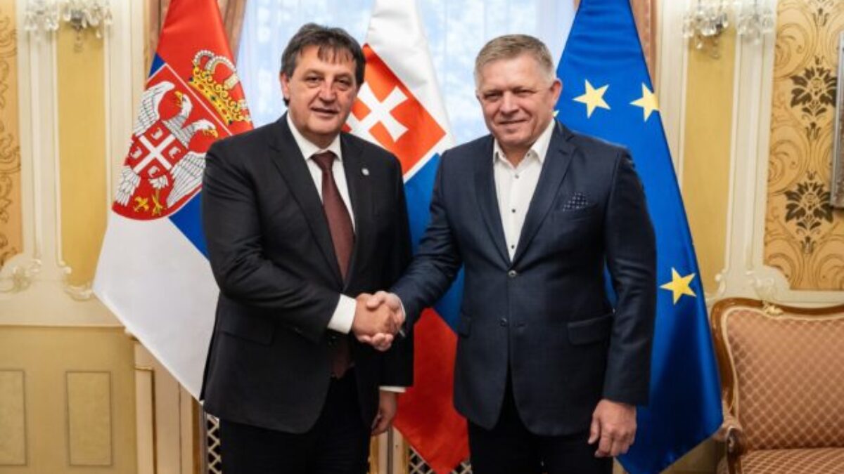 Fico prijal srbského ministra obrany, rokovali o migrácii a stabilite západného Balkánu – FOTO