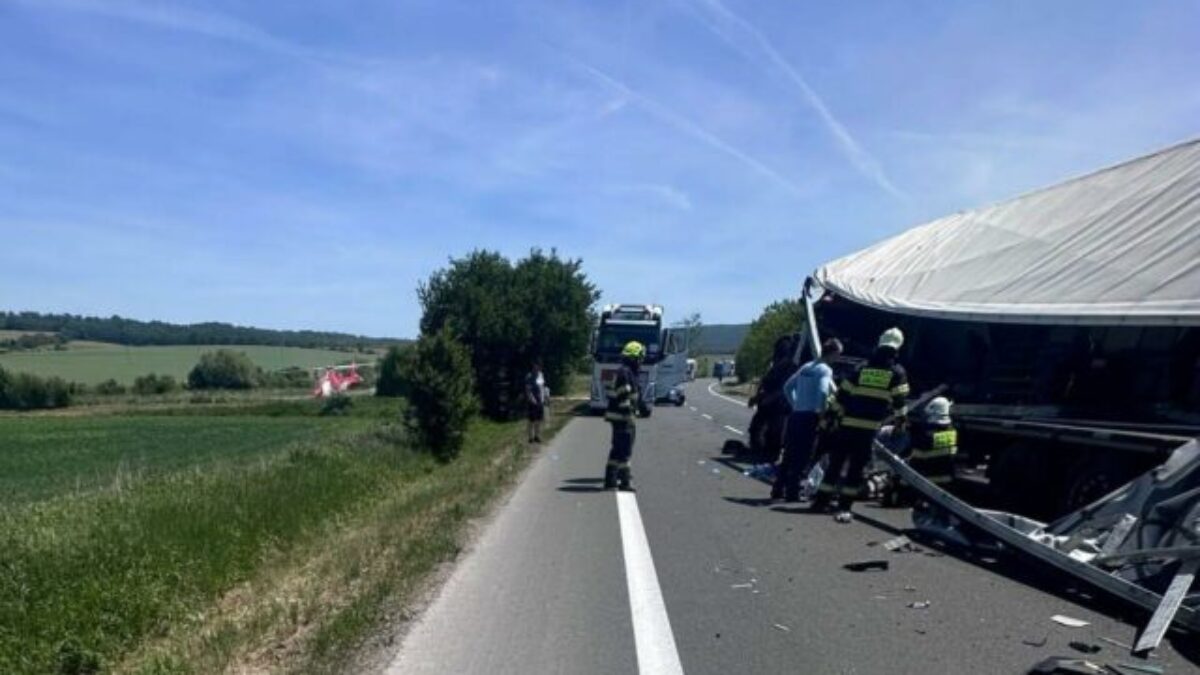 K dopravnej nehode pri Senici vyslali záchranári dva vrtuľníky, jeden vodič kamiónu je v umelom spánku – FOTO