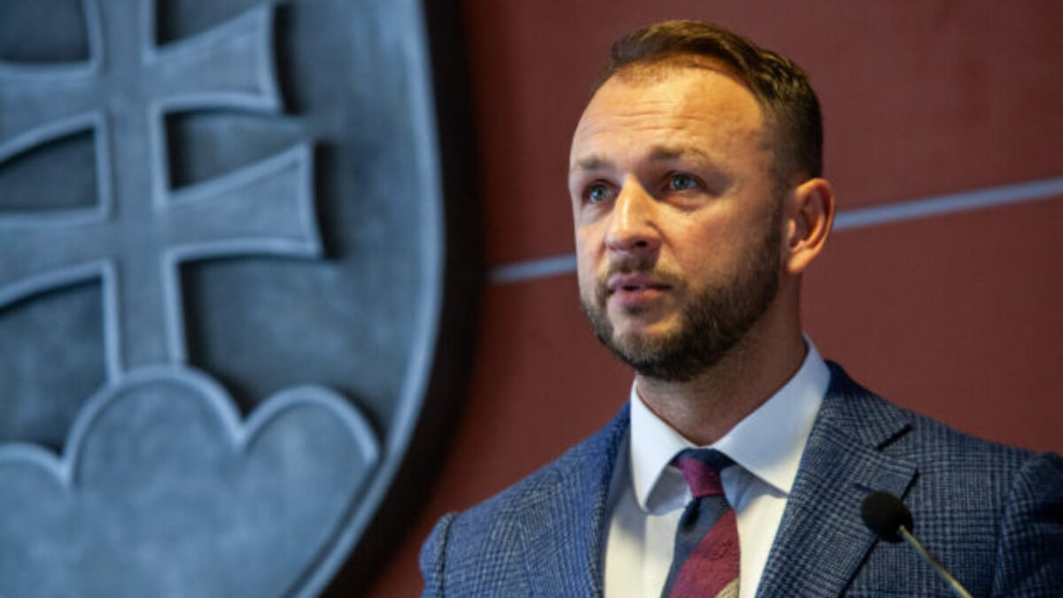 Minister Šutaj Eštok bude platiť, súd zamietol jeho návrh na zastavenie exekúcie v prospech policajtov z tímu okolo Čurillu