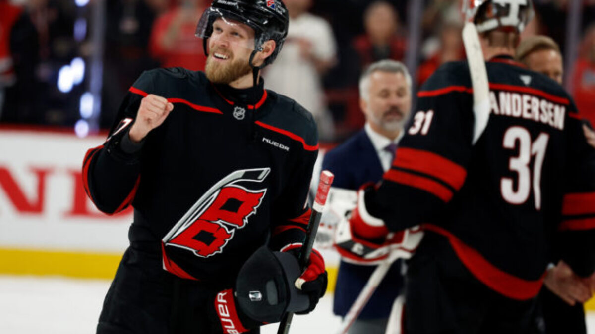 Slafkovský si v tejto sezóne nesiahne na Stanleyho pohár. Carolina je po 20 rokoch späť vo finále play-off NHL – VIDEO